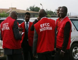 EFCC-OPERATIVES-OUTSIDE-IBADAN-HIGH-COURT-OYO-STATE5