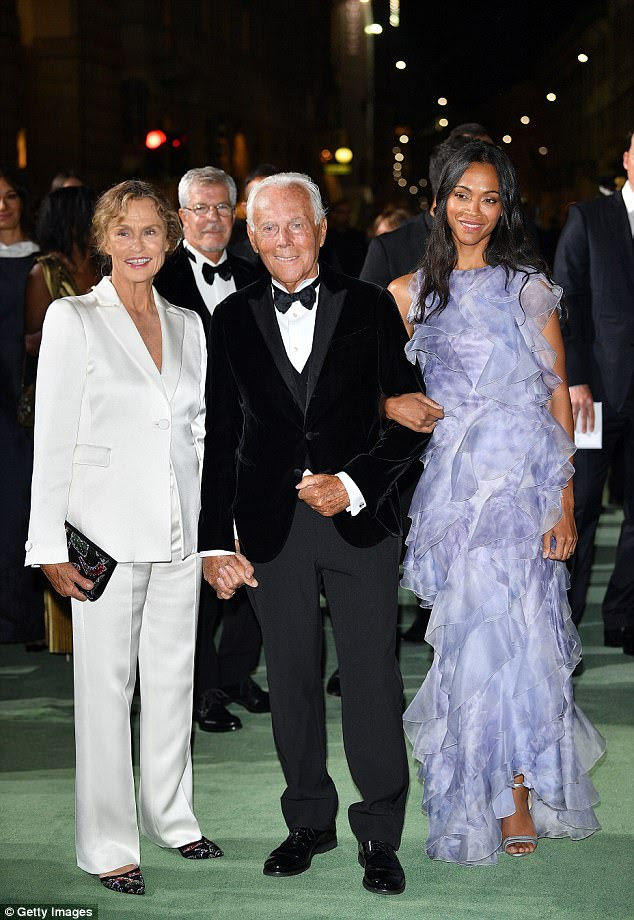 Manter empresa de moda: Saldana mais tarde colocou ao lado da modelo icônica Lauren Hutton e designer Giorgio Armani