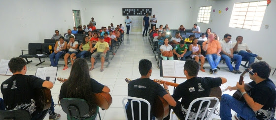 Alunos têm aulas de violão, teclado, bateria e canto, sendo que toda parte teórica é repassada através do braile para os 52 matriculados