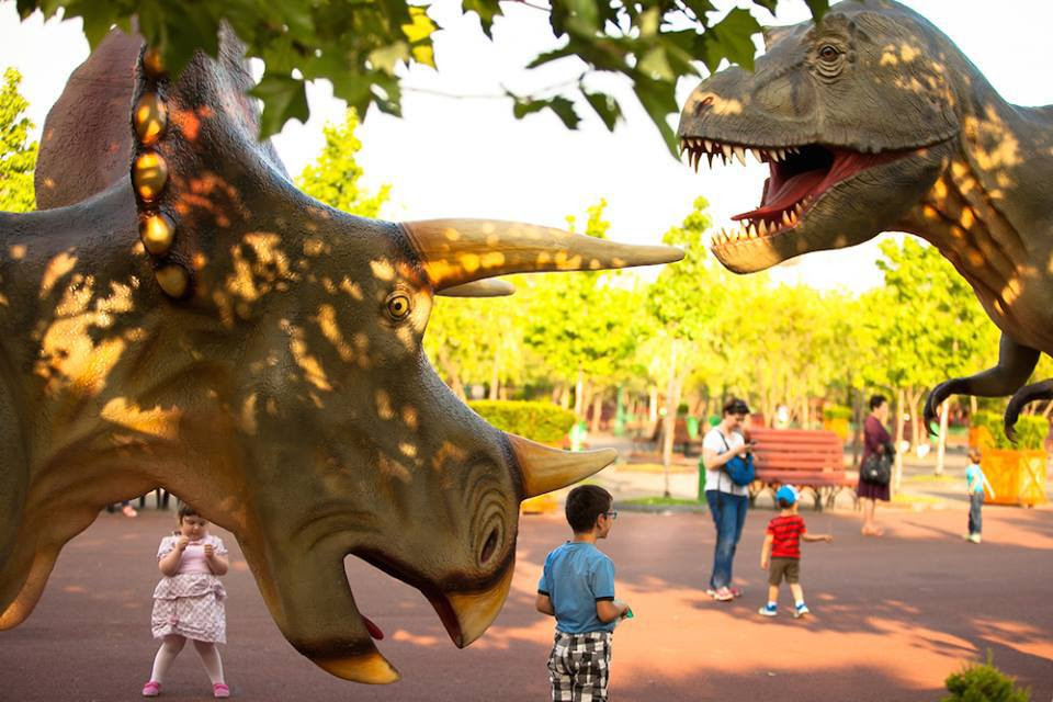 Pentru cazare in rasnov, va recomad doua locatii de cazare unde am mai stat: Dino Parc Rasnov Unul Dintre Cele Mai Mari Parcuri Cu Dinozauri Din Europa Se Deschide Vineri Cum AratÄƒ Proiectul De 5 Milioane De Euro Foto Video