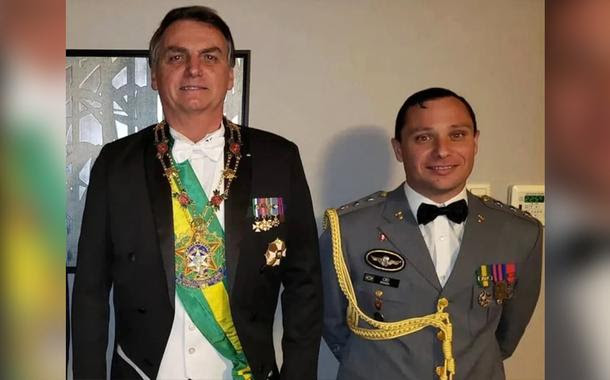 Braço direito de Bolsonaro pagava contas do clã presidencial com dinheiro vivo e operava “caixa paralelo”, diz site