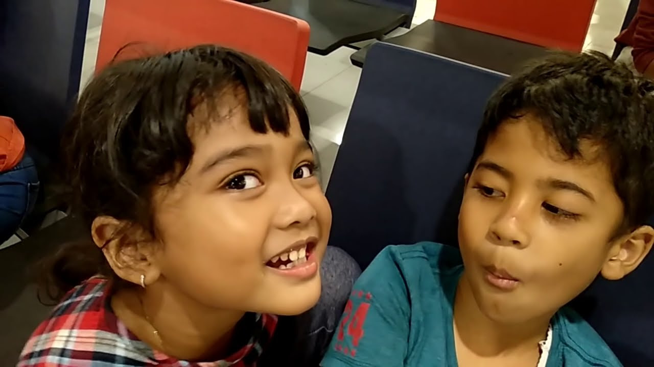 Kisah Sedih  Dua Anak  Kecil Menangis Berpisah Di Bandara Hanum