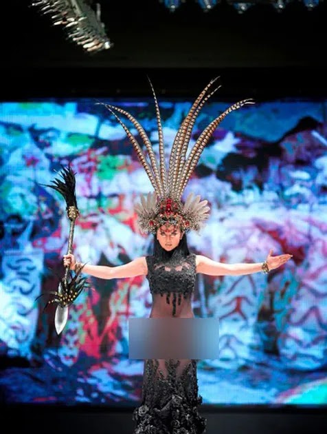 Dewi Persik Tampil Dengan Gaun di Atas Catwalk Dewi Persik Tampil Dengan Gaun di Atas Catwalk