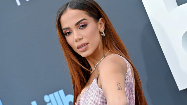 Pai de Santo mostra Anitta em uma cerimônia de Candomblé