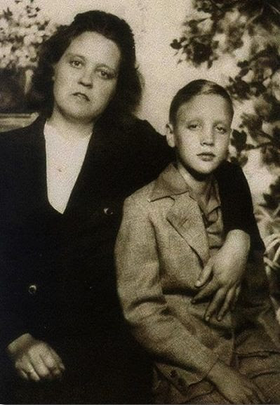 Elvis was 13 when he and his parents left tupelo for memphis. Events Surrounding The Death Of Elvis Presley S Mother In 1958