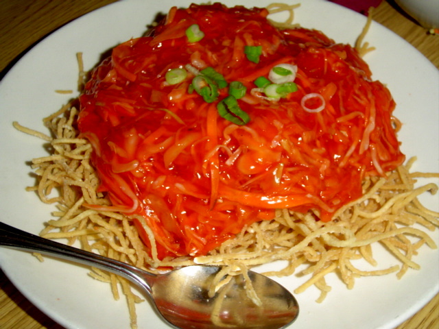 A fancy american chop suey made with fresh basil and rosemary, crispy bacon, cream, peppers and onions, red pepper flakes, and mozzarella and new englanders love american chop suey. American Chopsuey