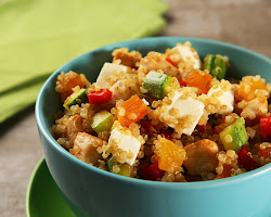 Salada de frango grelhado com quinoa e legumes