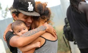 Lágrimas de alegría al reunirse la familia tras varios días separados en la selva.