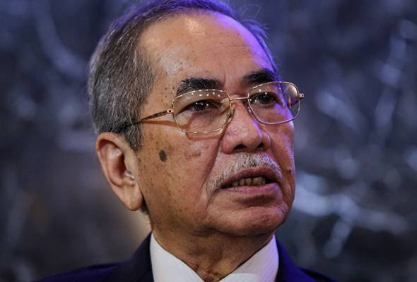 Katanya dalam kes sekarang, jika parlimen bubar, jemaah kabinet yang baharu memegang jawatan sudah tidak akan sempat mendapat pencen. Boleh Hilang Kelayakan Jika Tidak Hadir Sidang Parlimen Esok Wan Junaidi Astro Awani