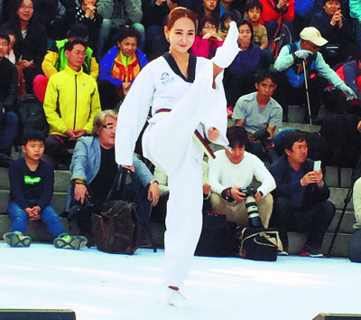 상단과 바지에 삼선 포인트를 준 파이터 도복. ì¦ê° ìŠ¤í¬ì¸  íŒ¨ì…˜ì´ ëœ íƒœê¶Œë„ë³µ êµ­ë¯¼ì¼ë³´