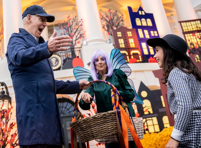 Photo Biden greeting little girl while wife looks none too pleased.