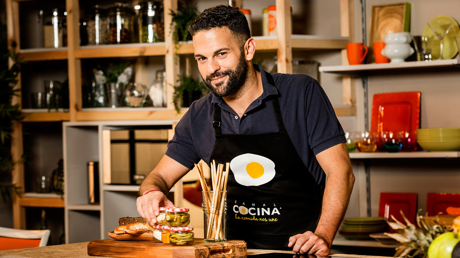 Tanto en la cocina como en los productos que consumimos, podemos encontrar formas inusuales, darnos cuenta de que su elaboración no es igual en todos los países, o incluso encontrar errores de producción que nos hacen pensar: Gonzalo D Ambrosio Cocineros Canal Cocina
