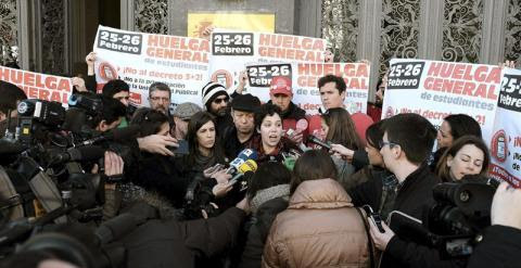 El Sindicato de Estudiantes (SE) ha convocado para hoy y mañana una huelga del alumnado en institutos y facultades para defender la universidad pública y en rechazo a la nueva normativa que permite que los grados sean de tres años. /EFE