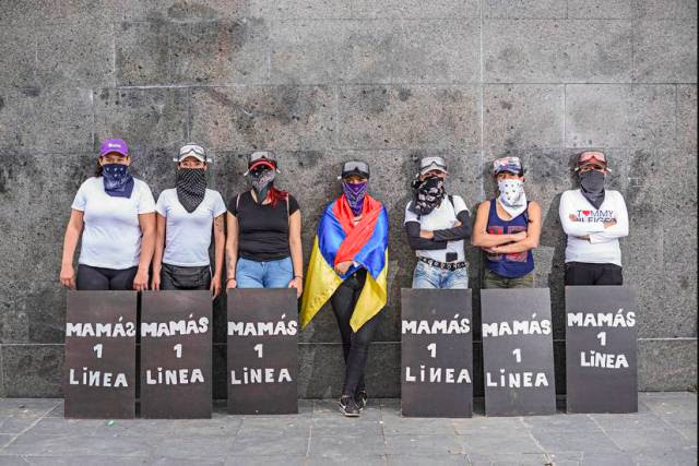 Mães colombianas que enfrentam a polícia para salvar manifestantes