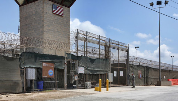 Puerta de acceso a los campos de detención 5 (a la derecha) y 6, en los que se concentran la mayoría de los 122 presos que hay actualmente en Guantánamo.