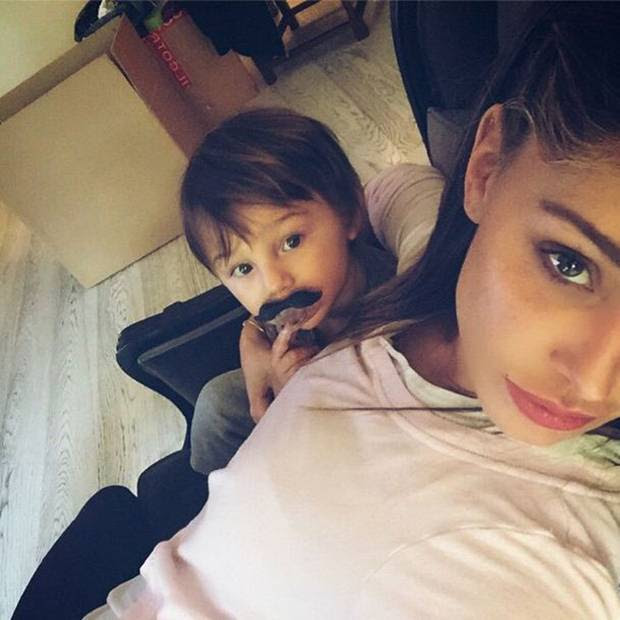 Le brillano quando pensa o parla del suo santiago, il figlio avuto da stefano de martino: Belen Rodriguez Di Santiago Se Ne Occupa Lei Gossip It