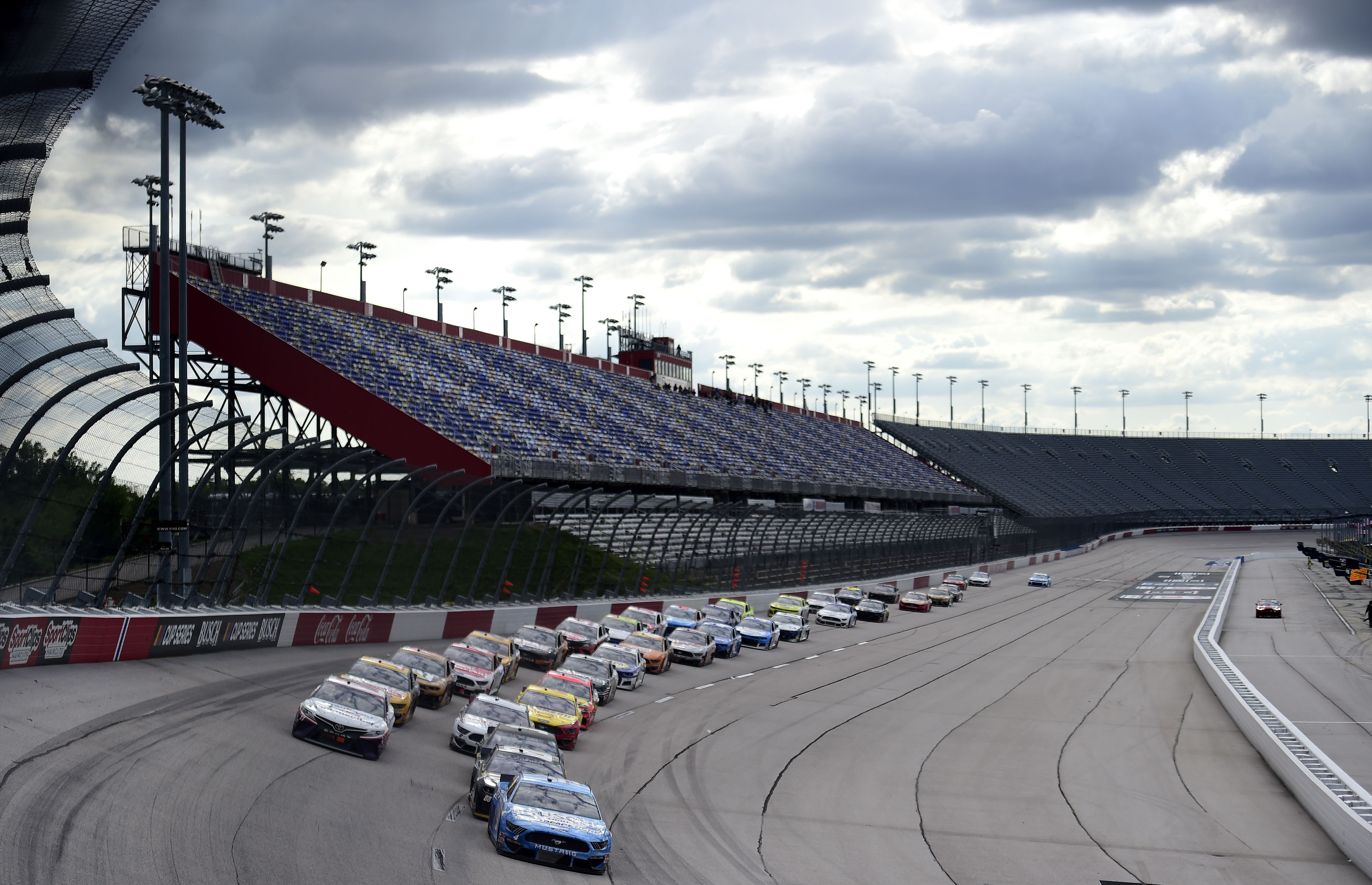 Terrance williams evp & chief marketing officer, nationwide nationwide, a longtime sponsor of latina style and nascar, recently brought together … pit crew members literally live on the front lines of racing action. Return Of Live Auto Racing Golf Draws Huge Tv Ratings The Boston Globe