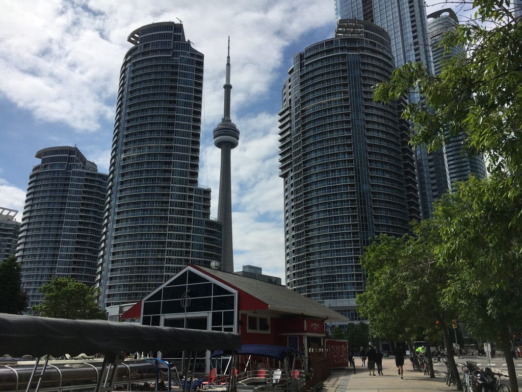 The cn tower rises to a breathtaking height above downtown toronto providing visitors with spectacular views of the city for miles around. Toronto Juni 2018 Transatlantik