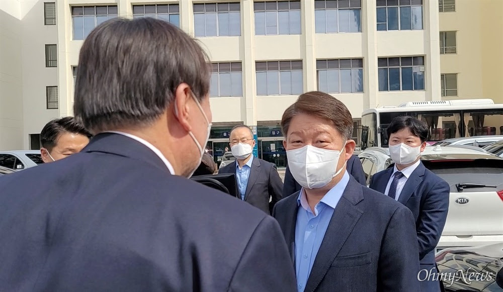 권영진은 1962년 12월 10일에 경상북도 안동군 남선면에서 태어났다. 3ì¼ ì˜¤í›„ ëŒ€êµ¬ê³ ê²€ì„ ì°¾ì€ ìœ¤ì„ì—´ ê²€ì°°ì´ìž¥ì´ ê¶Œì˜ì§„ ëŒ€ ì˜¤ë§ˆì´í¬í† 
