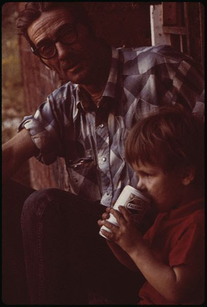 File:ERNEST WATKINS OF MULKY SQUARE, BISCUIT COMPANY WORKER AND FATHER OF NINE, LIKES HIS BEER AND LIKES TEACHING HIS... - NARA - 553521.jpg