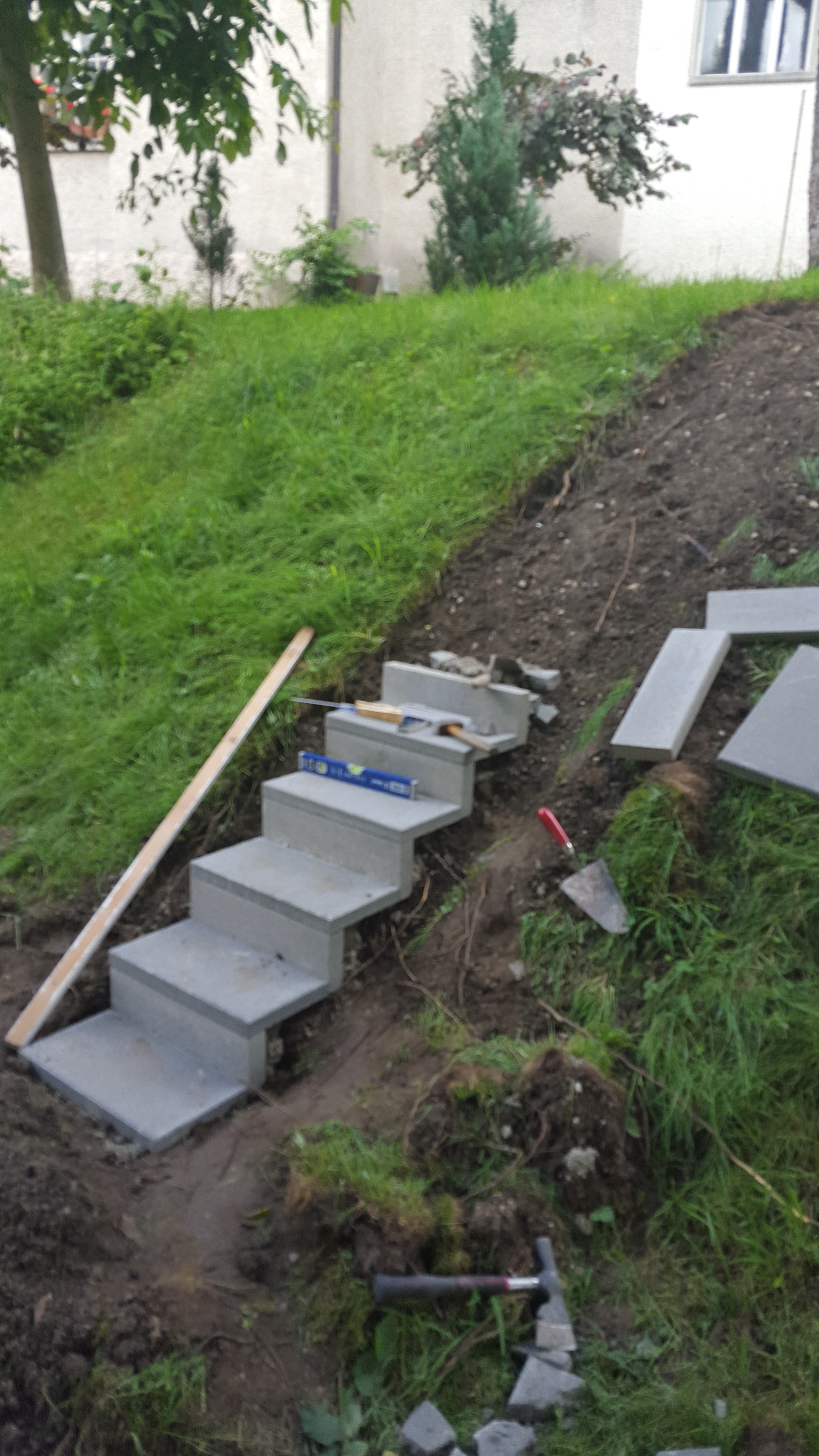 Ein wasserfall im garten stellt einen wunderbaren anziehungsort im außenbereich dar, denn er 32 grenzgeniale ideen, um deinen garten aufzumotzen. Garten Treppe Cadema Services