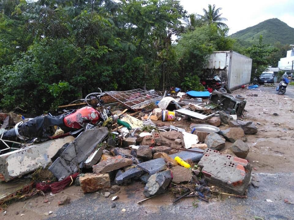 Ngập lụt kinh hoàng ở TP.Nha Trang: Ô tô bơi như tàu ngầm, đồ vật trong nhà chìm trong biển nước