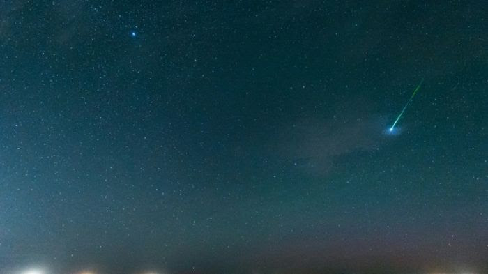 Une étoile filante dans le ciel