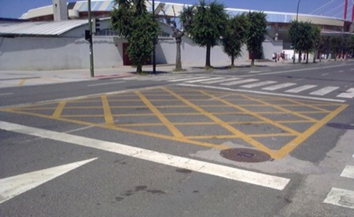 No hace falta que esté pintada en la calzada esta marca vial. La norma se aplica siempre