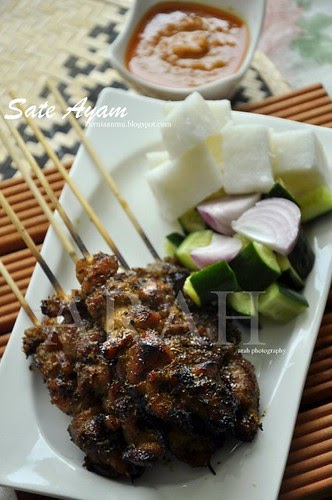 Arah: Sate Ayam, kuah kacang n nasi himpit :))