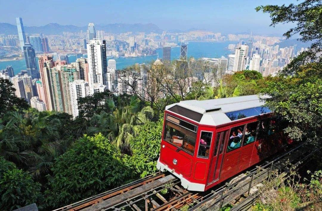 乘搭地鐵﹕ 在中環站由j2出口（只供樓梯）或乘搭升降機到路面。 如果從j2出口，請按照指示前往山頂纜車站。 領事館就在山頂纜車站的斜對面。 如果在中環站乘搭升降機，到了路面，你會面向畢打街。 請沿畢打街南（右）往德輔道中，再從德輔. åŽ†å²ä¸Šçš„ä»Šå¤© 1888å¹´5æœˆ30æ—¥ é¦™æ¸¯å±±é¡¶ç¼†è½¦é€šè½¦ è½¦åŽ¢