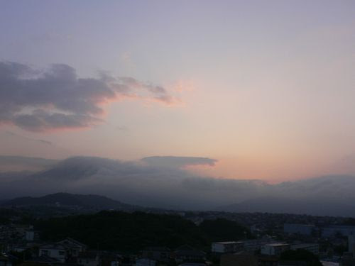 からの朝焼けと山 英語 Samtik