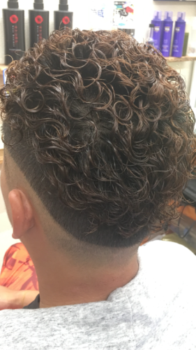 美しい メンズ パーマ カラー 人気のヘアスタイル