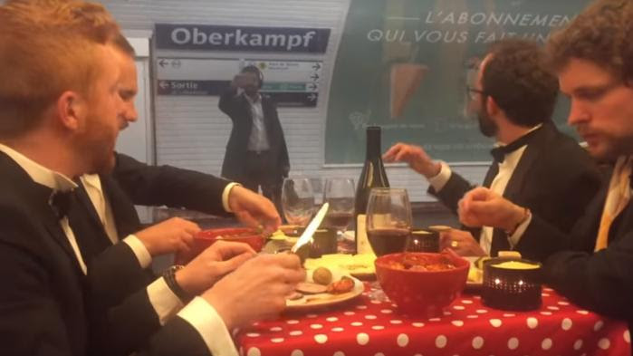 VIDEO. "Les usagers ont vraiment tous rigolé" : quand un groupe d'amis mange une raclette dans le métro parisien