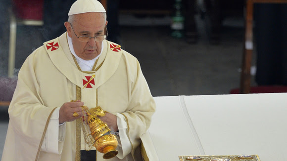 La ceremonia comenzó con el rezo de la Coronilla de la Misericordia a las 9 de la mañana hora italiana. Foto: AFP