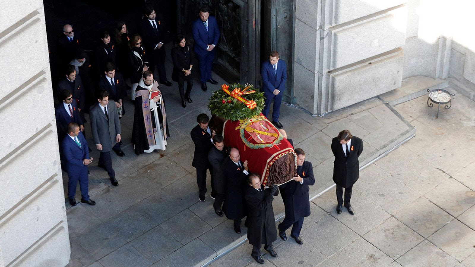 Cuarenta y cuatro años después de que Francisco Franco fuese enterrado en el Valle de los Caídos, los restos del dictador han sido exhumados del mausoleo de Cuelgamuros y reinhumados en el cementerio de El Pardo-Mingorrubio, en aplicación de la Ley d