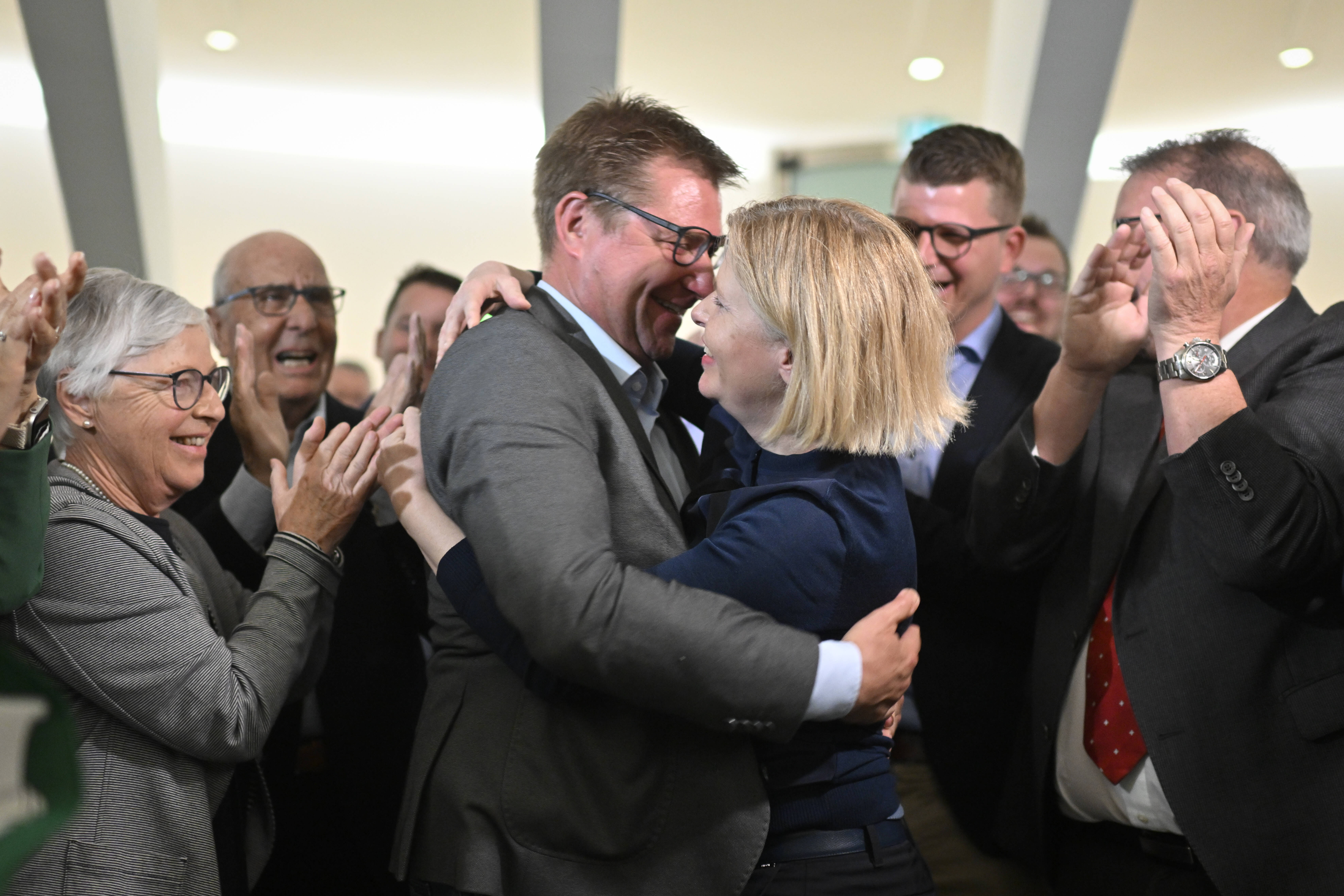 Die neu gewaehlte Staenderaetin Esther Friedli (SVP)mit Partner Toni Brunner, am Sonntag, 30. April 2023, im Pfalzkeller in St. Gallen. Im Kanton findet heute der zweite Wahlgang fuer die Nachfolge des zurueckgetretenen Staenderates Paul Rechsteiner (SP) statt. (KEYSTONE/Gian Ehrenzeller)