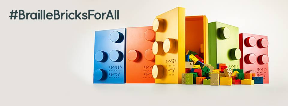 DESCRIÇÃO DE IMAGEM: Retângulo cinza, com a hashtag Braille Bricks For All à esquerda e cinco caixas do Braille Bricks, cada uma de uma cor, à direita.