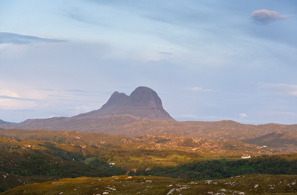 Stark: The Suilven mountain viewed from near Lochinver in Sutherland