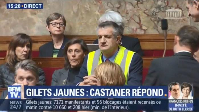 VIDEO. Jean Lassalle enfile un gilet jaune à l'Assemblée nationale, entraînant l'interruption de la séance