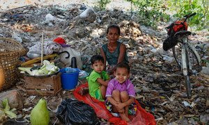 Niños de una familia sin hogar con pocas estructuras de apoyo social en la ciudad de Yangon, en Myanmar, 