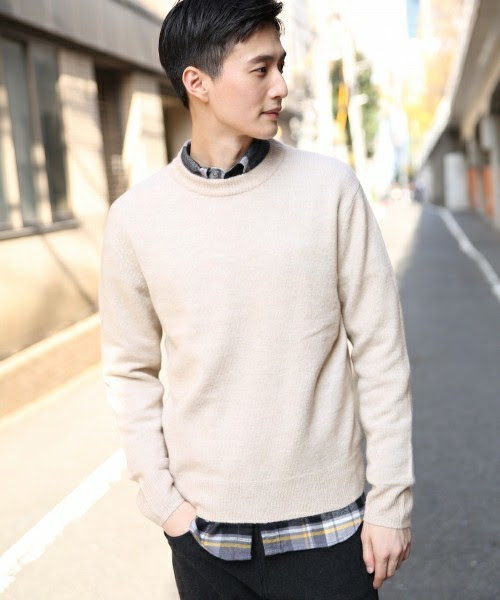 ぜいたくベージュ ニット メンズ 冬 人気のファッションスタイル