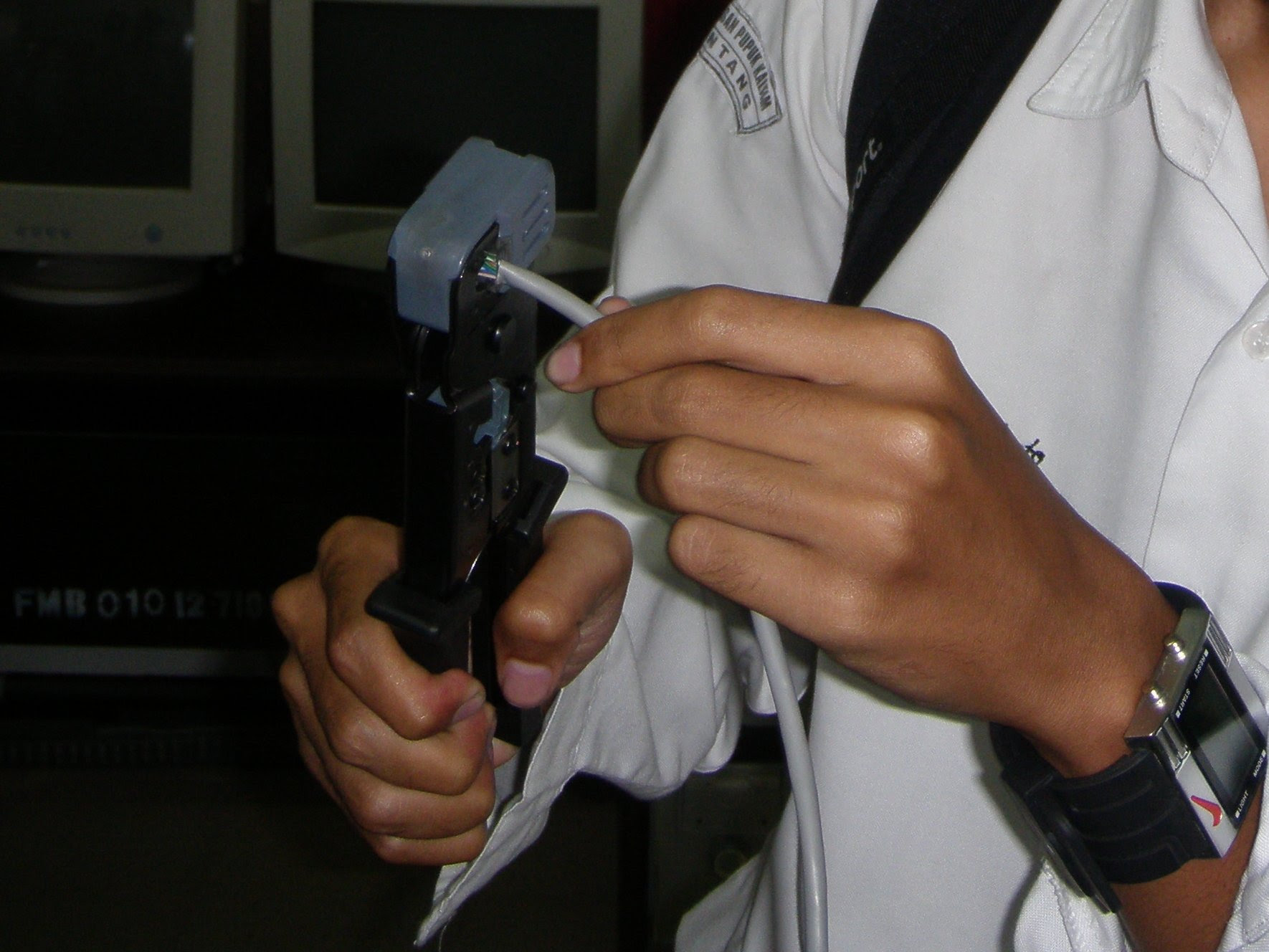 Sebuah Alat Yang Digunakan Untuk Memasang  Konektor Rj 45 