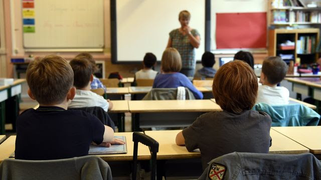  "Ils sont prêts à envoyer n'importe qui au champ de bataille" : un concours exceptionnel pour titulariser des enseignants contractuels dans des académies qui peinent à recruter