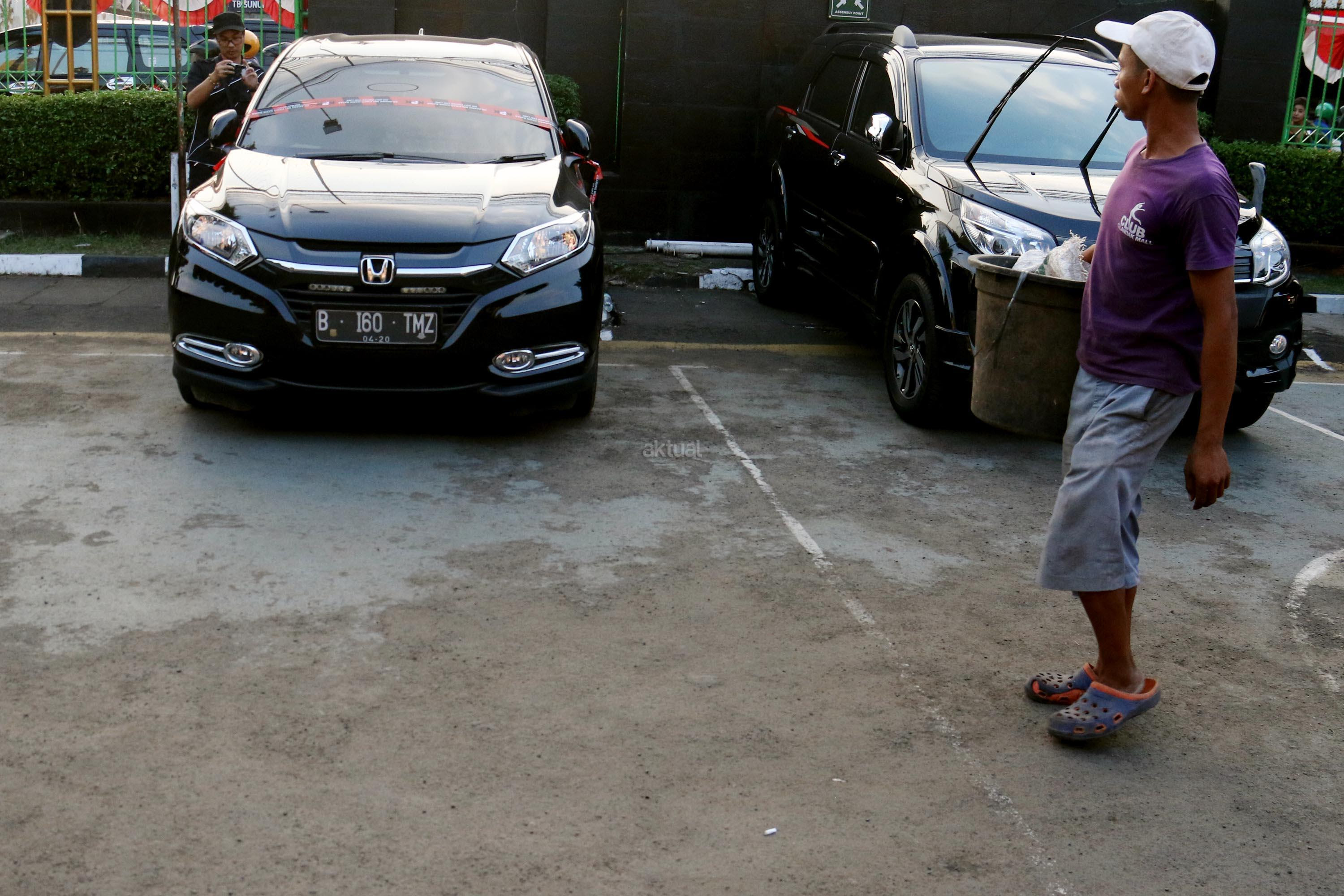 Foto Mobil Terparkir Di Depan Rumah | Otto Modifikasi