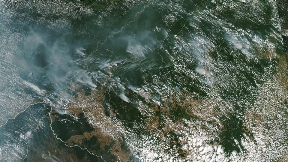 Una imagen satelital de los incendios en la Amazonia.