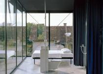 Imagen 0 - Una casa de cristal de estilo moderno a las afueras de Belgrado