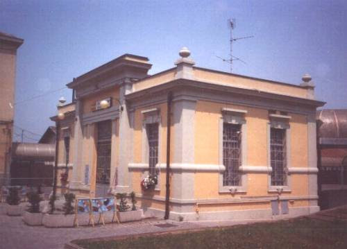 La stazione è gestita da rete ferroviaria italiana. Ferrovia Voghera Varzi