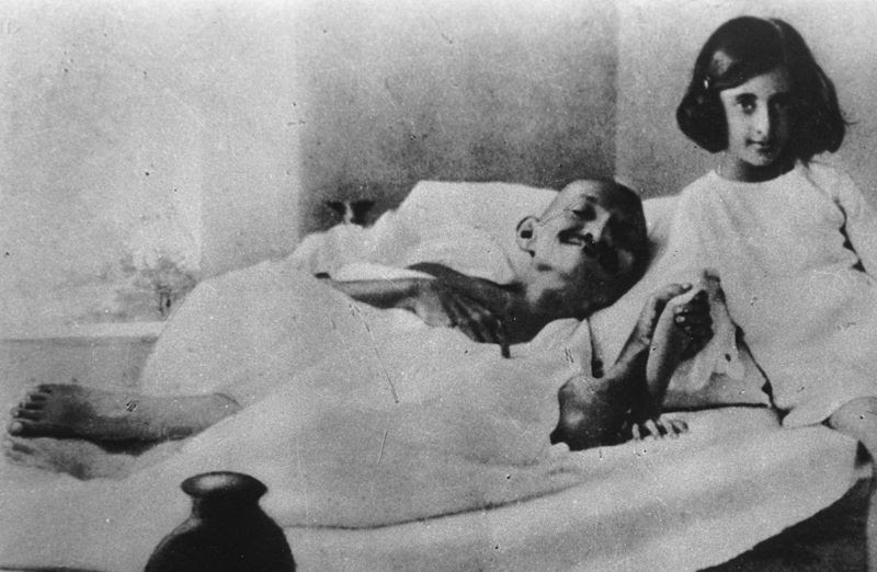 Ficheiro:Gandhi and Indira 1924.jpg