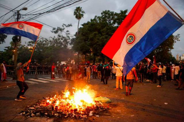 Presidente do Paraguai se livra de processo de impeachment