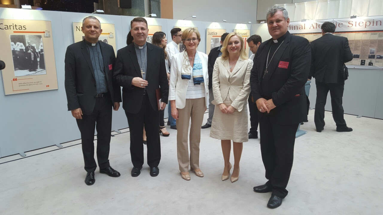 From left: Rector Zeljko Tanjic, mons. Ivan SaSko, Vice-president EUP Mairead McGuinness, MEP Marijna Petir and mons. Vlado Kosic at exhibition in EUP Photo: www.unicath.hr